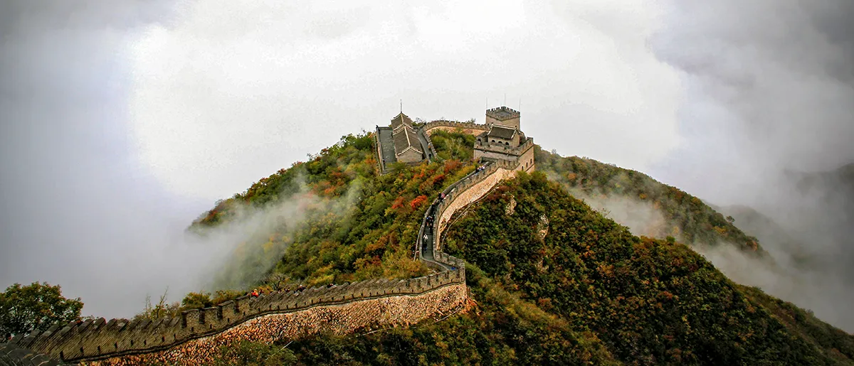 Chinesische Mauer in den Wolken