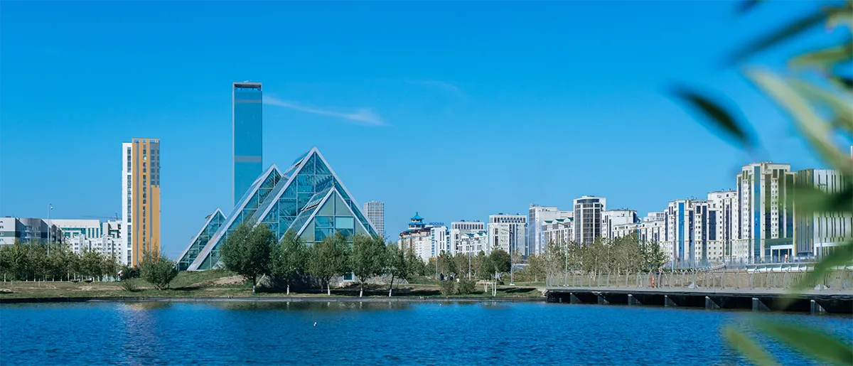 Gewächshäuser im Botanischen Garten in Astana