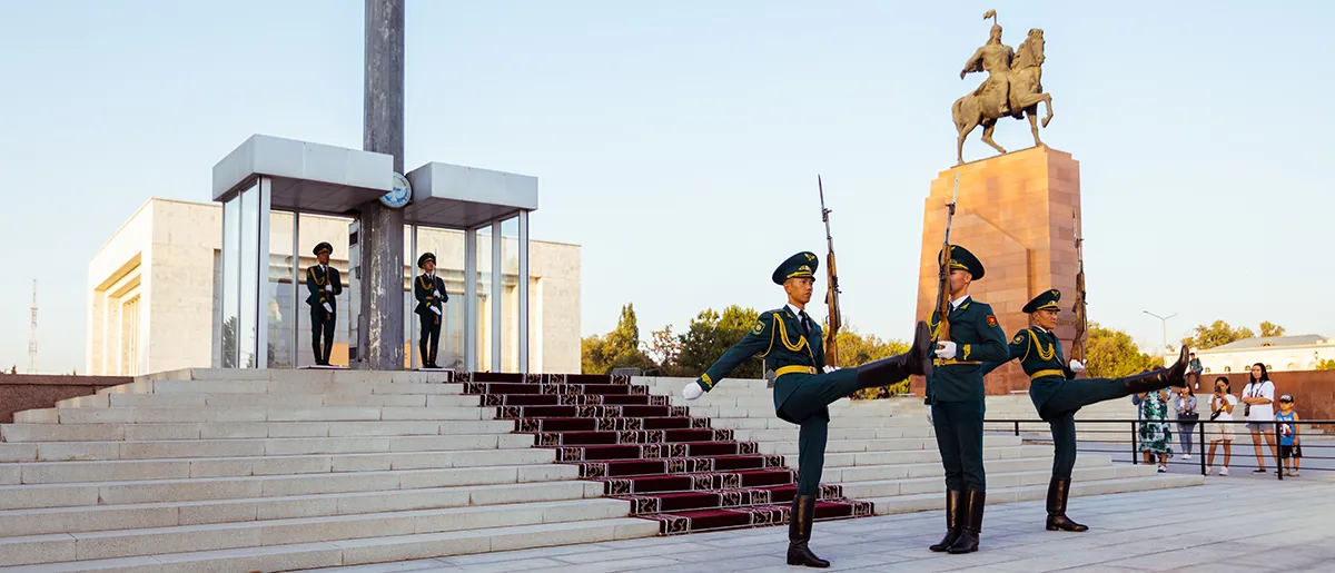 Wachwechsel vor der Nationalflagge in Bischkek