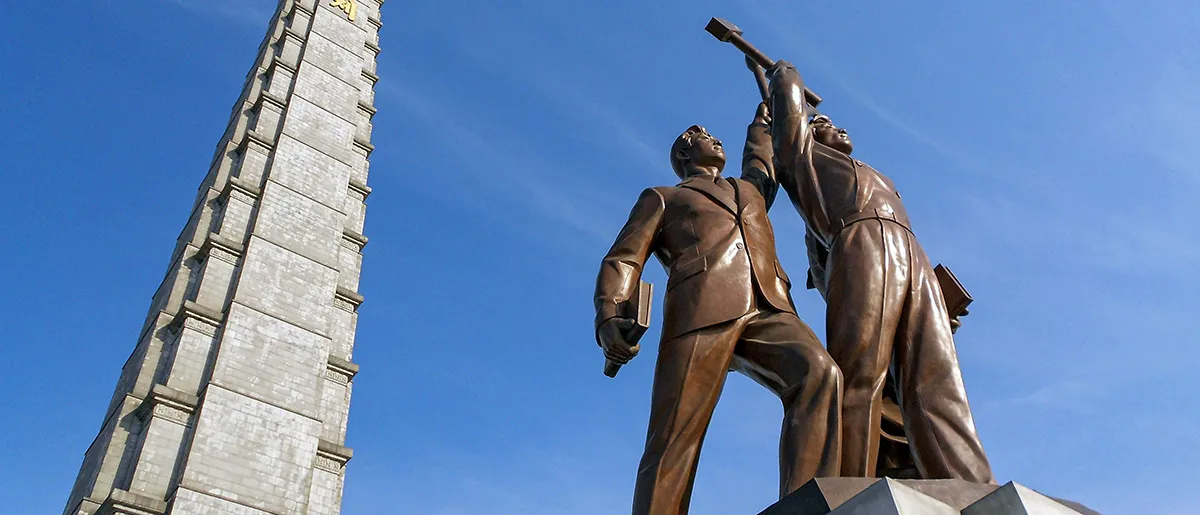 Juche Monument vor dem Juche-Turm in Pjöngjang Juche Monument vor dem Juche-Turm in Pjöngjang