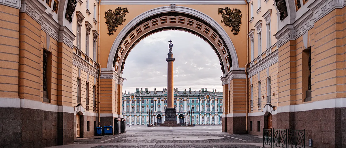 Alexandersäule auf dem Palastplatz in Sankt Petersburg