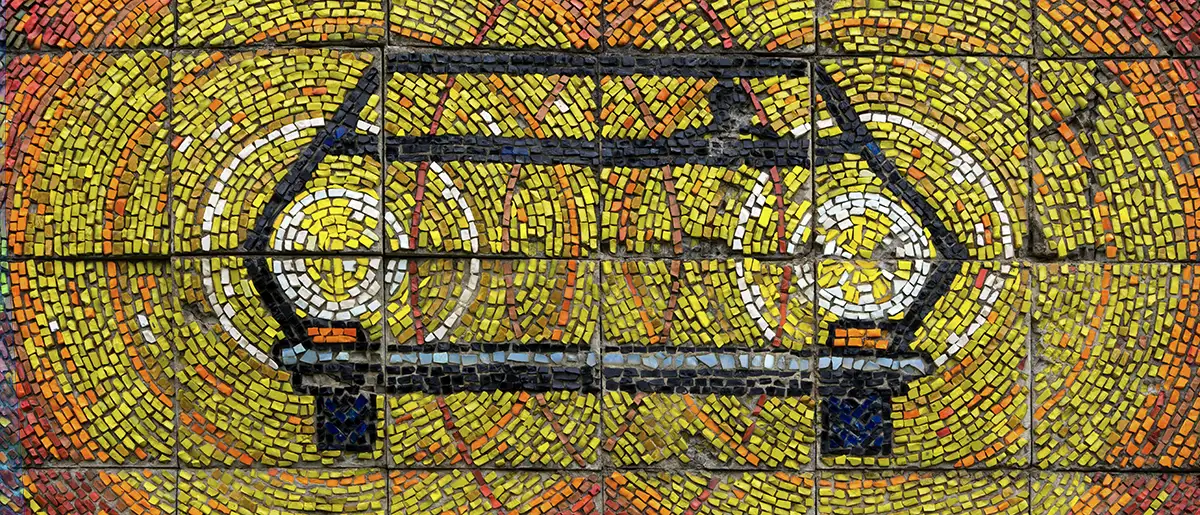 Ausschnitt eines sowjetisches Mosaiks mit einem Auto Ausschnitt eines sowjetisches Mosaiks mit einem Auto