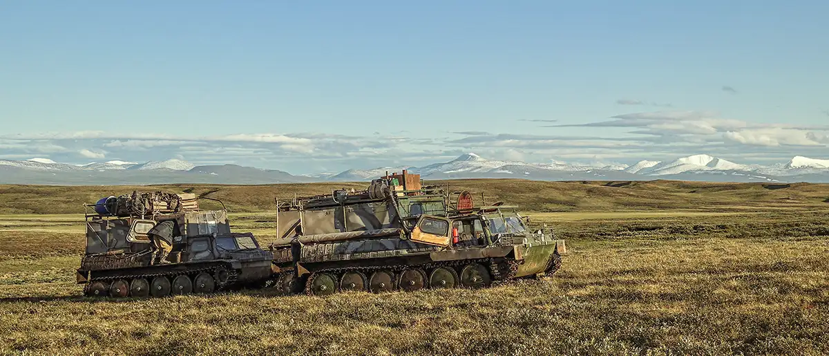 drei GAZ-3403 mit Ladung in der sommerlichen Tundra