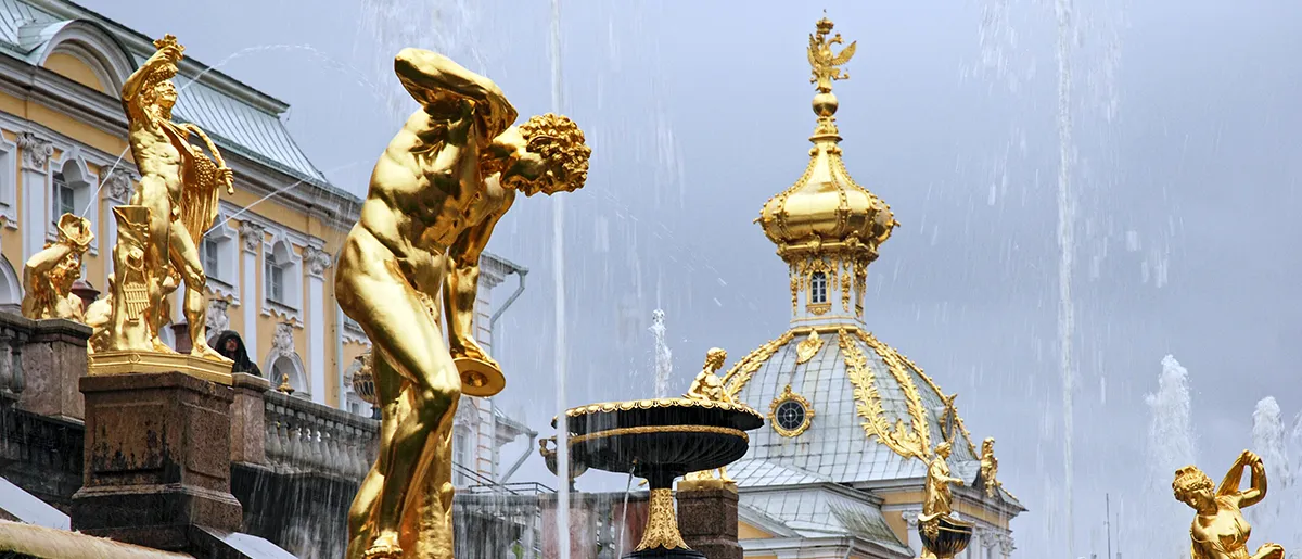 Springbrunnenskulptur Peterhof Russland.Tours