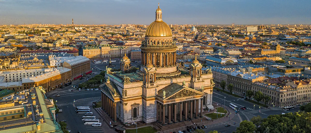 Isaakskathedrale in Sankt Petersburg bei Sonnenaufgang