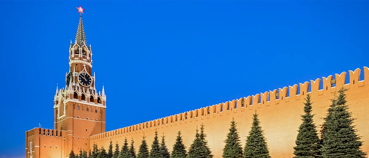 Mauer des Moskauer Kremls mit Erlöserturm