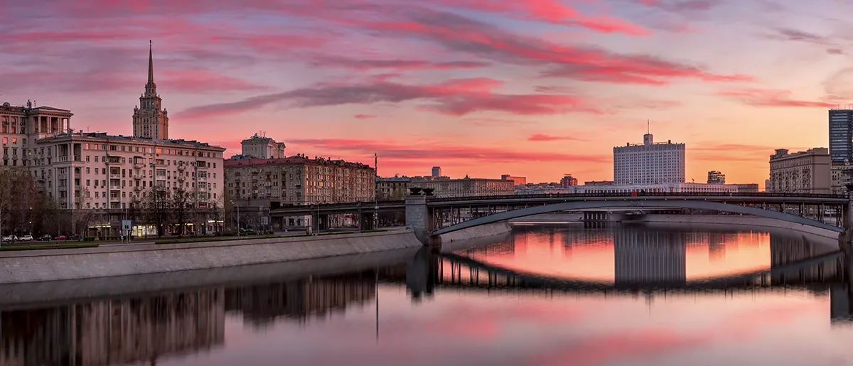 Sonnenaufgang über dem Weißen Haus in Moskau