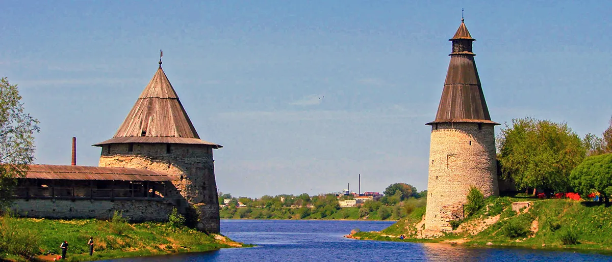 Türme des Kremls von Pskow