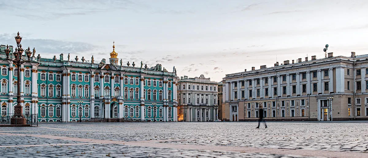 Winterpalast in Sankt Petersburg bei Sonnenaufgang
