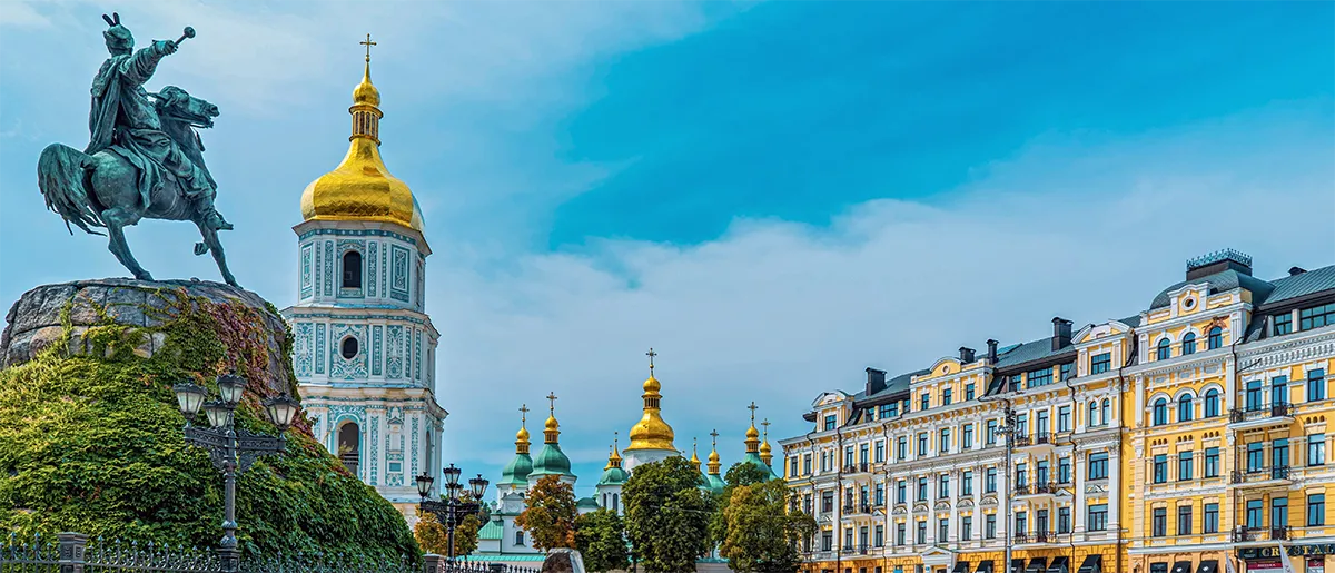 Bohdan-Chmelnyzkyj-Denkmal mit Sophienkathedrale auf dem Sophienplatz in Kiew